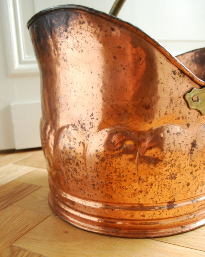 アンティーク 真鍮の雑貨 アンティーク雑貨 英国アンティーク雑貨、コールボックス(コールスキャトル)。アンティークならではの風合いです。(k-1774-z)