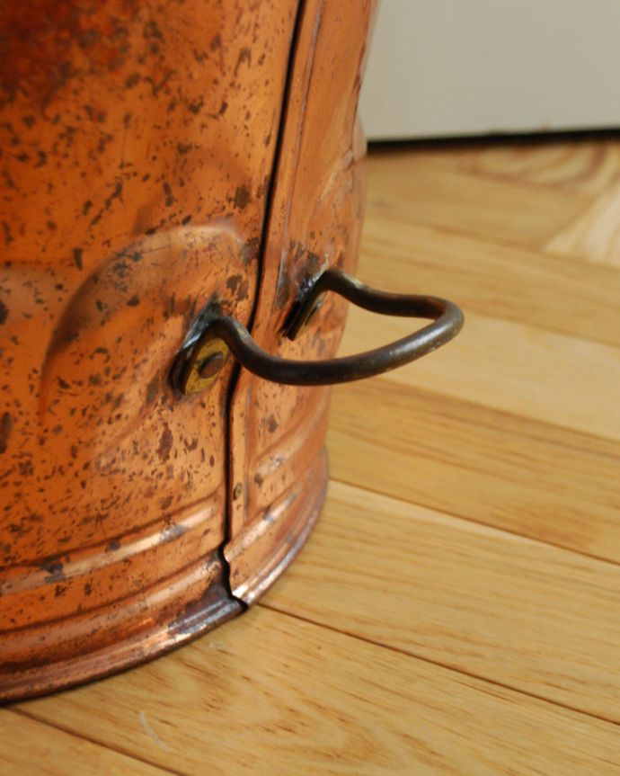 アンティーク 真鍮の雑貨 アンティーク雑貨 英国アンティーク雑貨、コールボックス(コールスキャトル)。アンティークのため、多少の欠け・傷がある場合がありますが、使用上問題はありませんので、ご了承下さい。(k-1774-z)