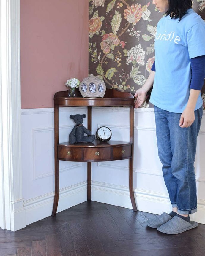 アンティークのキャビネット　アンティーク家具　お部屋の角に置くだけで絵になる英国輸入のアンティーク家具（コーナーシェルフ）。お部屋の角にすっぽり収まるコーナーシェルフ！コーナーのオシャレにいかが？（モデルの身長は159cmです）。(k-1775-f)