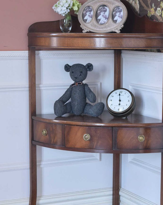 アンティークのキャビネット　アンティーク家具　お部屋の角に置くだけで絵になる英国輸入のアンティーク家具（コーナーシェルフ）。１つ１つキレイな装飾には、思わずうっとりしてしまいます。(k-1775-f)