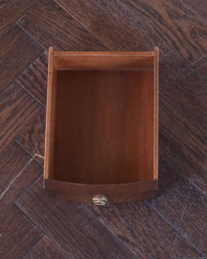 アンティークのキャビネット　アンティーク家具　お部屋の角に置くだけで絵になる英国輸入のアンティーク家具（コーナーシェルフ）。小さな引き出しが1杯付いています。(k-1775-f)