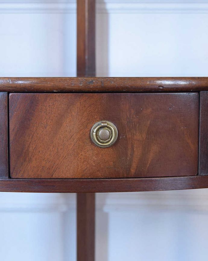 アンティークのキャビネット　アンティーク家具　お部屋の角に置くだけで絵になる英国輸入のアンティーク家具（コーナーシェルフ）。リングの取っ手が３つ付いていますが、両サイドはダミー引き出しです。(k-1775-f)