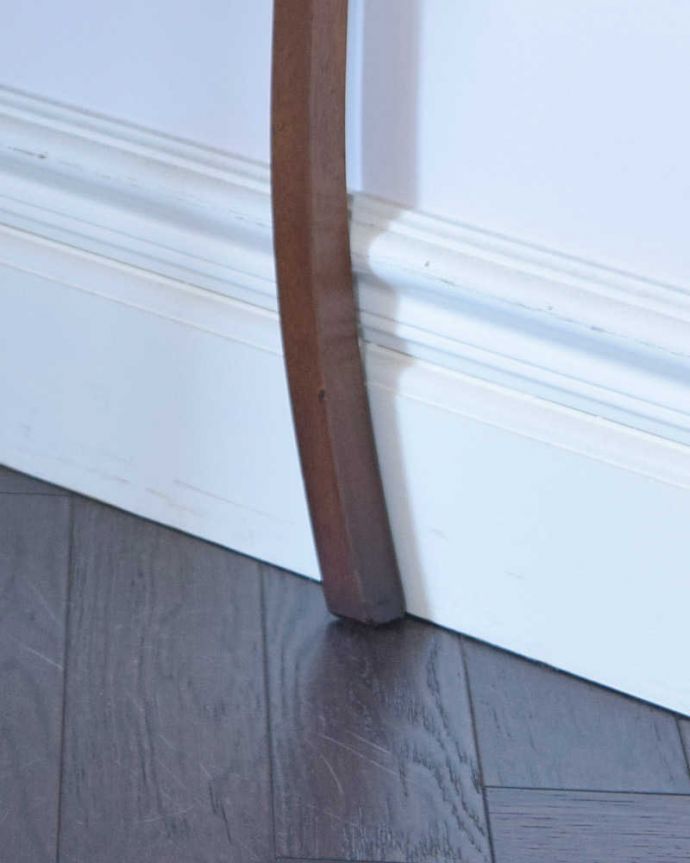 アンティークのキャビネット　アンティーク家具　お部屋の角に置くだけで絵になる英国輸入のアンティーク家具（コーナーシェルフ）。上品な脚先です。(k-1775-f)