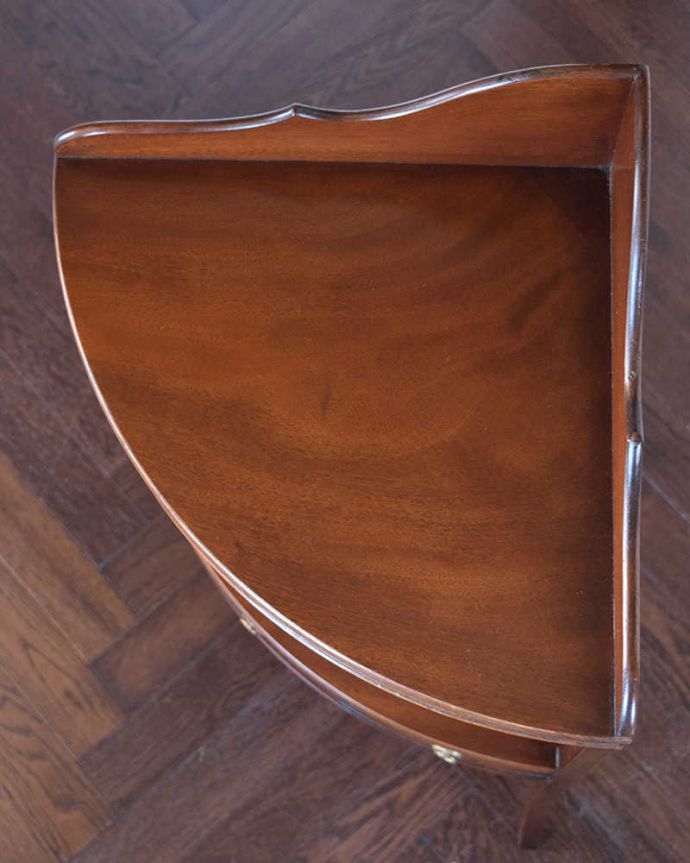 アンティークのキャビネット　アンティーク家具　お部屋の角に置くだけで絵になる英国輸入のアンティーク家具（コーナーシェルフ）。天板もキレイに仕上げました。(k-1775-f)