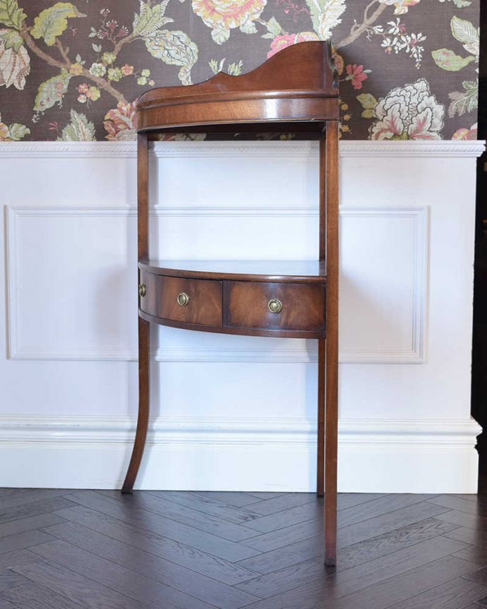 アンティークのキャビネット　アンティーク家具　お部屋の角に置くだけで絵になる英国輸入のアンティーク家具（コーナーシェルフ）。サイドはこんなにスッキリ！場所を取らないので使いやすいです。(k-1775-f)
