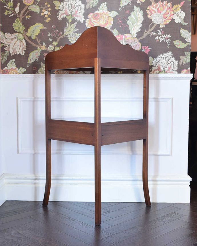 アンティークのキャビネット　アンティーク家具　お部屋の角に置くだけで絵になる英国輸入のアンティーク家具（コーナーシェルフ）。アンティークは新品ではないので、もちろん経年変化によるキズはありますが、専門の職人が目立たないようキレイにお直しをしているので、後姿までキレイです。(k-1775-f)