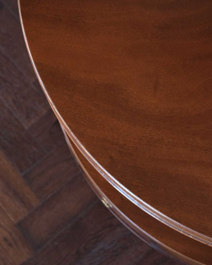 アンティークのキャビネット　アンティーク家具　お部屋の角に置くだけで絵になる英国輸入のアンティーク家具（コーナーシェルフ）。きちんと修復しているので、届いたその日からお使いいただけます。(k-1775-f)