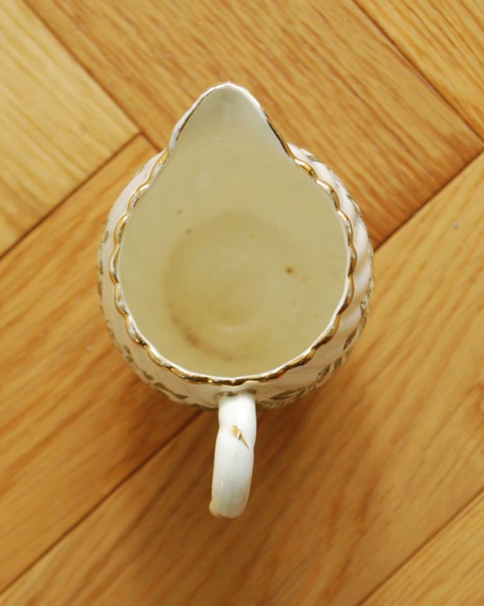 テーブルウェア(食器)　アンティーク雑貨　落ち着いたグリーンの草花×金彩が美しい、英国輸入のアンティーク　ミルクピッチャー。アンティークのため、多少の欠け・傷がある場合がありますが、使用上問題はありませんので、ご了承下さい。(k-1775-z)