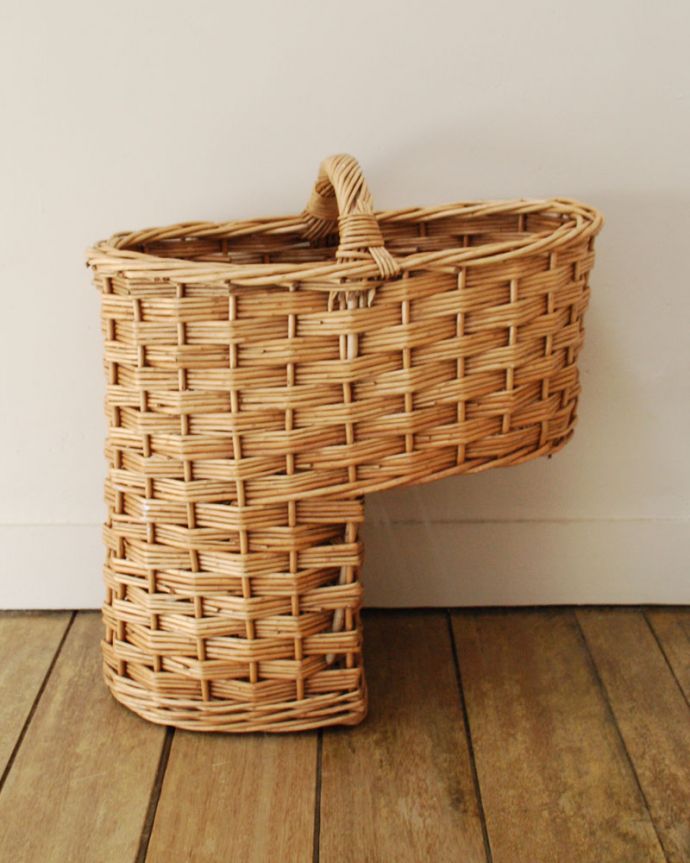 アンティークバスケット アンティーク雑貨 ワンランク上のインテリア、ステップ用アンティークバスケット。段差に合わせて作られたとってもめずらしいバスケット。(k-1776-z)
