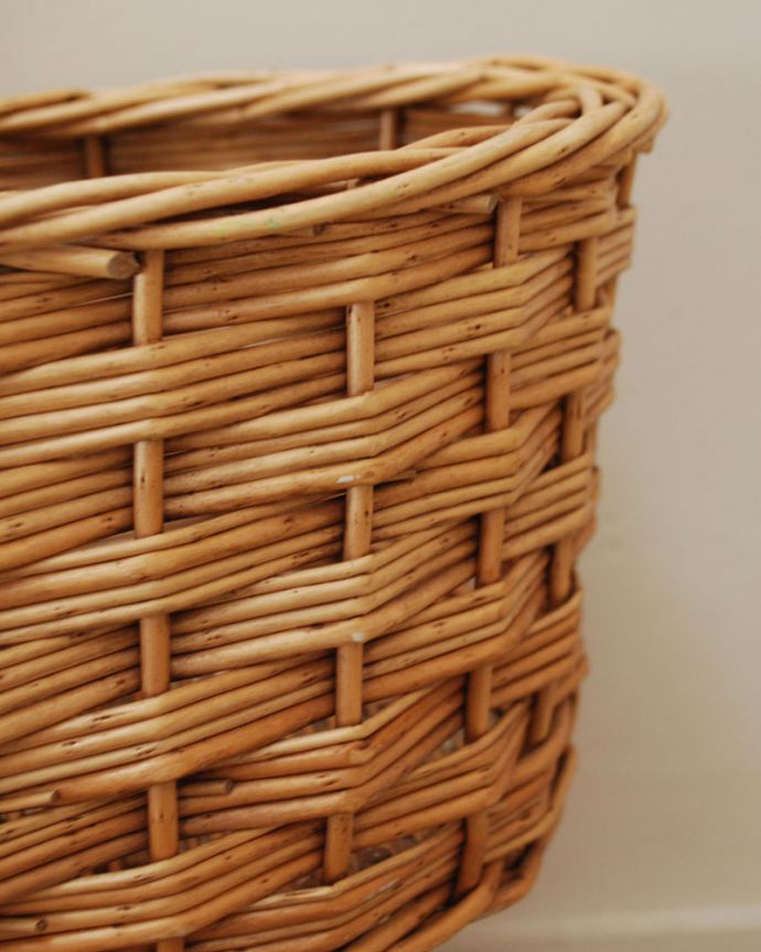アンティークバスケット アンティーク雑貨 ワンランク上のインテリア、ステップ用アンティークバスケット。しっかりと編み込まれていて丈夫なつくりです。(k-1776-z)