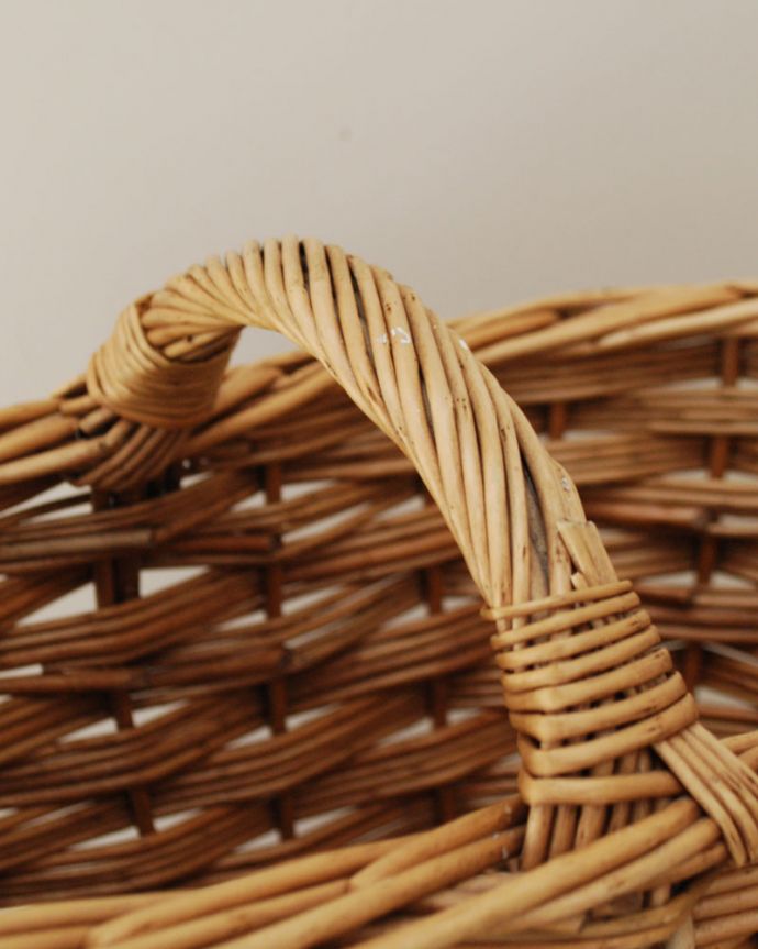 アンティークバスケット アンティーク雑貨 ワンランク上のインテリア、ステップ用アンティークバスケット。小さなめのワンハンドルタイプです。(k-1776-z)