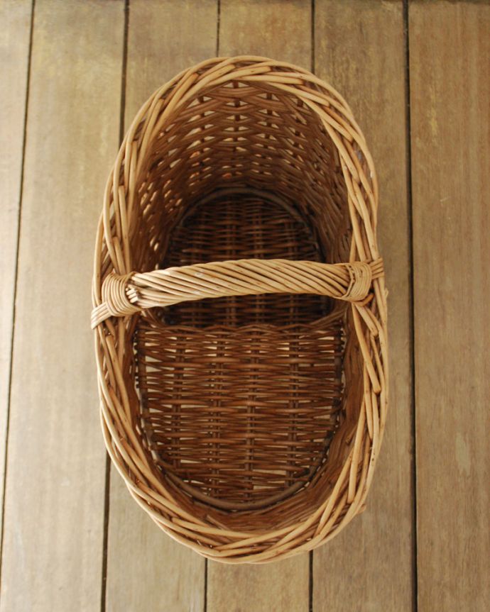 アンティークバスケット アンティーク雑貨 ワンランク上のインテリア、ステップ用アンティークバスケット。浅いところと深いところに分かれています。(k-1776-z)