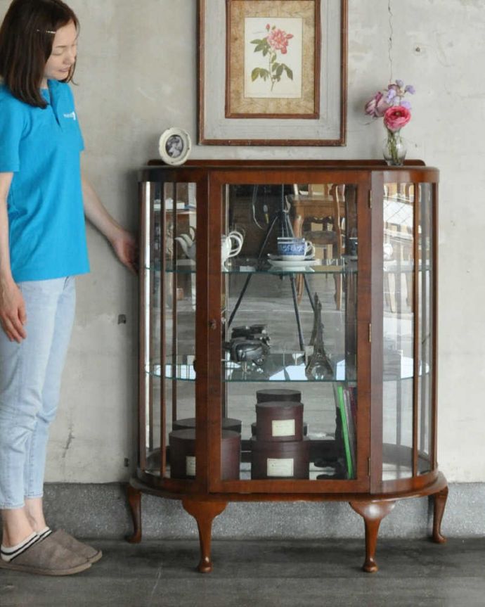 アンティークのキャビネット　アンティーク家具　英国のアンティーク家具、大きなミラーが美しく輝くミラーバックキャビネット。キラキラ輝くガラスのキャビネット。(k-1777-f)