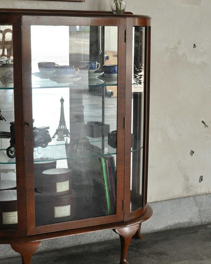 アンティークのキャビネット　アンティーク家具　英国のアンティーク家具、大きなミラーが美しく輝くミラーバックキャビネット。ガラス越しに中をのぞいてみると･･･中に入れたものが、なんだかちょっと高級に見えちゃう･･･「中に入れるステキなものがない」って考えずに、何でも入れましょう！全てがステキに見えます。(k-1777-f)