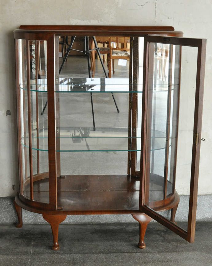 アンティークのキャビネット　アンティーク家具　英国のアンティーク家具、大きなミラーが美しく輝くミラーバックキャビネット。扉を開けると、中はこんな感じです背板がミラーなので、お部屋も広く見えるんです。(k-1777-f)