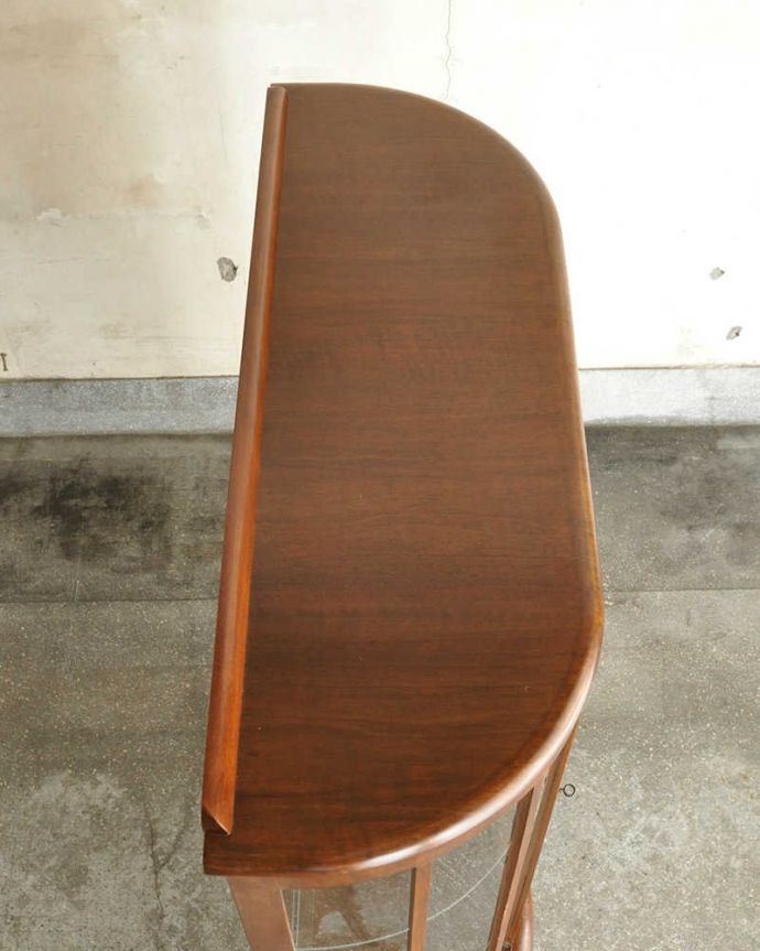 アンティークのキャビネット　アンティーク家具　英国のアンティーク家具、大きなミラーが美しく輝くミラーバックキャビネット。上から見るとこんな感じです。(k-1777-f)