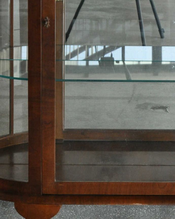 アンティークのキャビネット　アンティーク家具　英国のアンティーク家具、大きなミラーが美しく輝くミラーバックキャビネット。棚板がガラスなので、中にものを入れるとまるで浮いているように見えるんです。(k-1777-f)