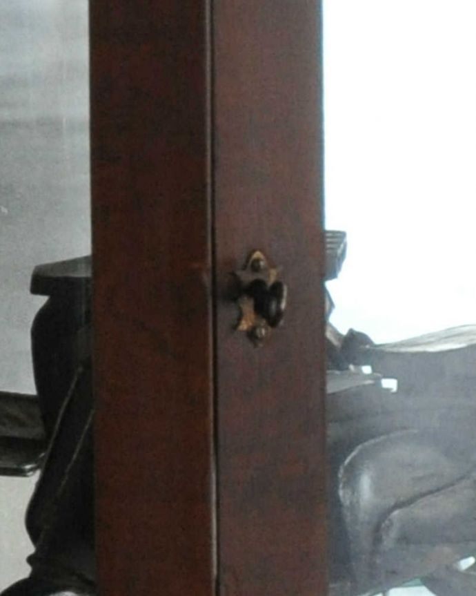 アンティークのキャビネット　アンティーク家具　英国のアンティーク家具、大きなミラーが美しく輝くミラーバックキャビネット。開ける度にワクワクする取っ手鍵が取っ手になっているので、中を開ける度にまるで宝箱を開ける気分。(k-1777-f)