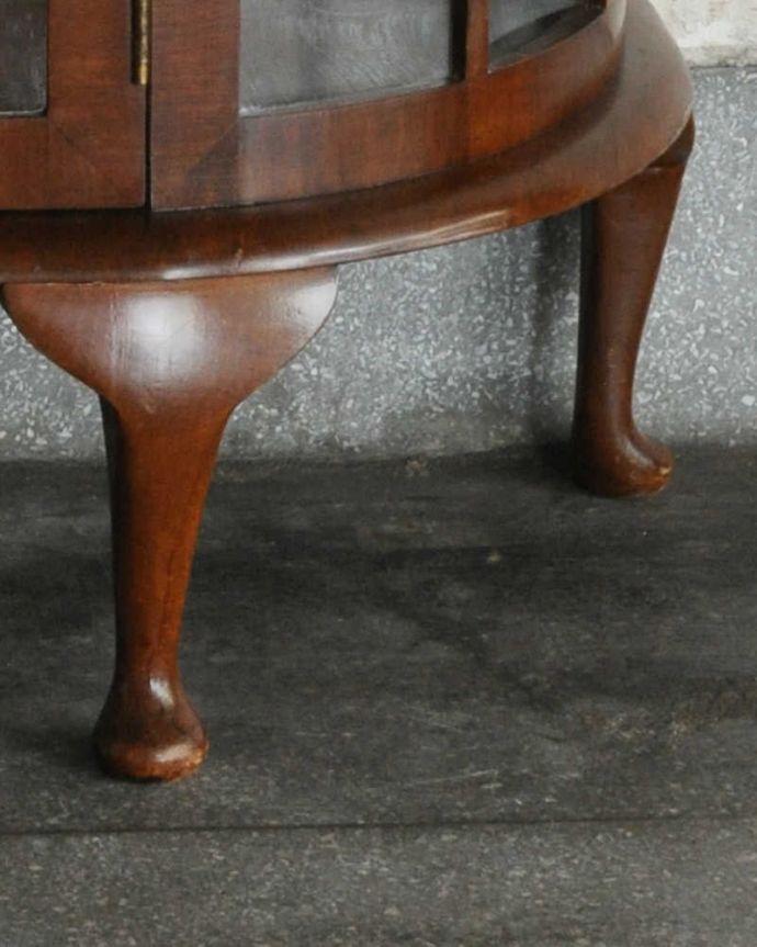 アンティークのキャビネット　アンティーク家具　英国のアンティーク家具、大きなミラーが美しく輝くミラーバックキャビネット。女性１人でもラクに運べちゃうヒミツHandleのアンティークは、脚の裏にフェルトキーパーをお付けしているので、床を滑らせれば女性でも移動がカンタンに出来ます！ご安心下さい。(k-1777-f)