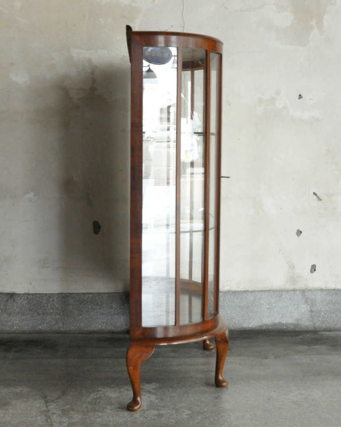 アンティークのキャビネット　アンティーク家具　英国のアンティーク家具、大きなミラーが美しく輝くミラーバックキャビネット。横から見てもステキ横から見るとこんな感じ。(k-1777-f)