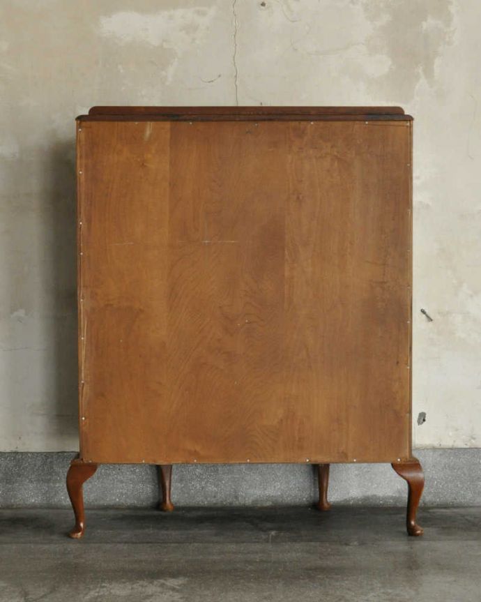 アンティークのキャビネット　アンティーク家具　英国のアンティーク家具、大きなミラーが美しく輝くミラーバックキャビネット。キレイに修復しました！アンティークは新品ではないので、経年変化によるキズはありますが、専門の職人がキレイにお直しをしているので、後姿までキレイです。(k-1777-f)