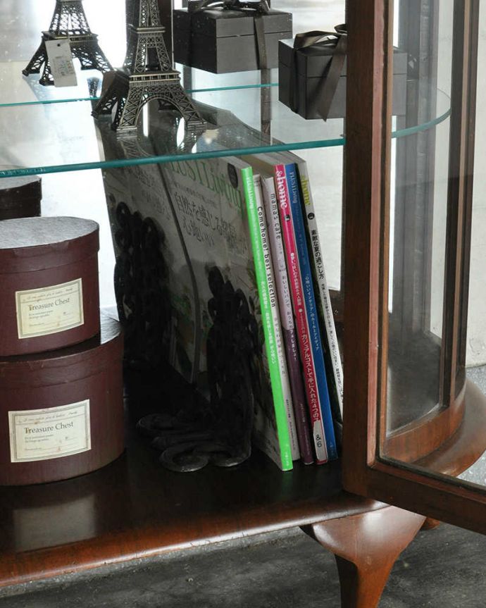 アンティークのキャビネット　アンティーク家具　英国のアンティーク家具、大きなミラーが美しく輝くミラーバックキャビネット。A4サイズの雑誌も収納できる優等生雑誌まで収納できる高さ！本や雑誌もたっぷり収納出来ます。(k-1777-f)