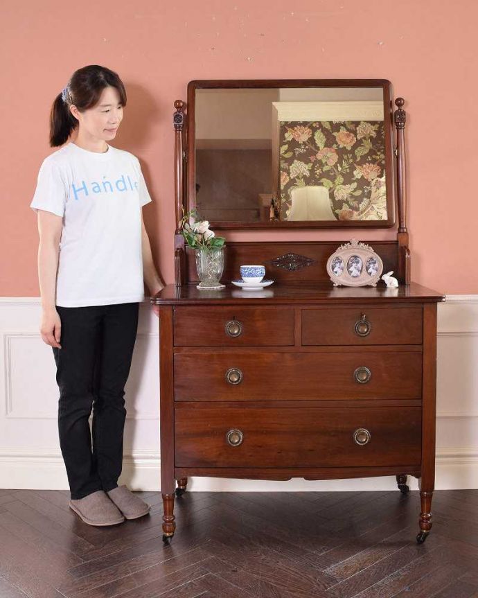 アンティークのドレッサー　アンティーク家具　アンティーク英国輸入家具、大きなミラーが美しいドレッシングチェスト（鏡台）。大きな鏡が美しい家具、ドレッシングチェストドレッシングチェストは、やっぱりミラーが一番気になります。(k-1778-f)
