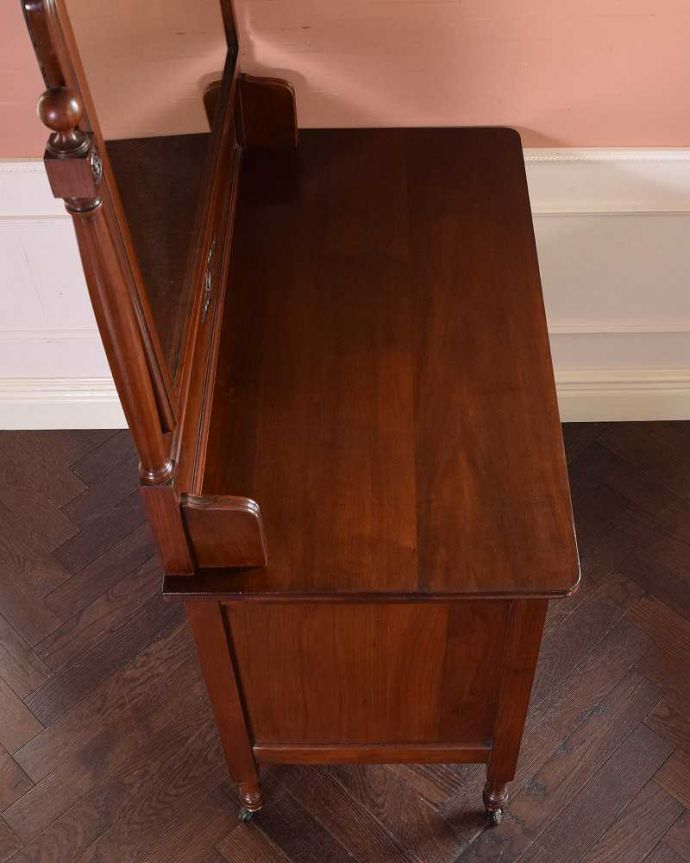 アンティークのドレッサー　アンティーク家具　アンティーク英国輸入家具、大きなミラーが美しいドレッシングチェスト（鏡台）。上から見るとこんな感じです。(k-1778-f)