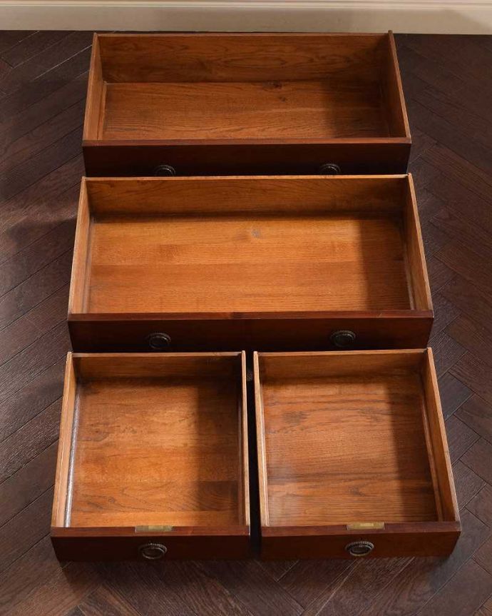 アンティークのドレッサー　アンティーク家具　アンティーク英国輸入家具、大きなミラーが美しいドレッシングチェスト（鏡台）。引き出しの中もキレイに修復しました引き出しは手前が1段目。(k-1778-f)