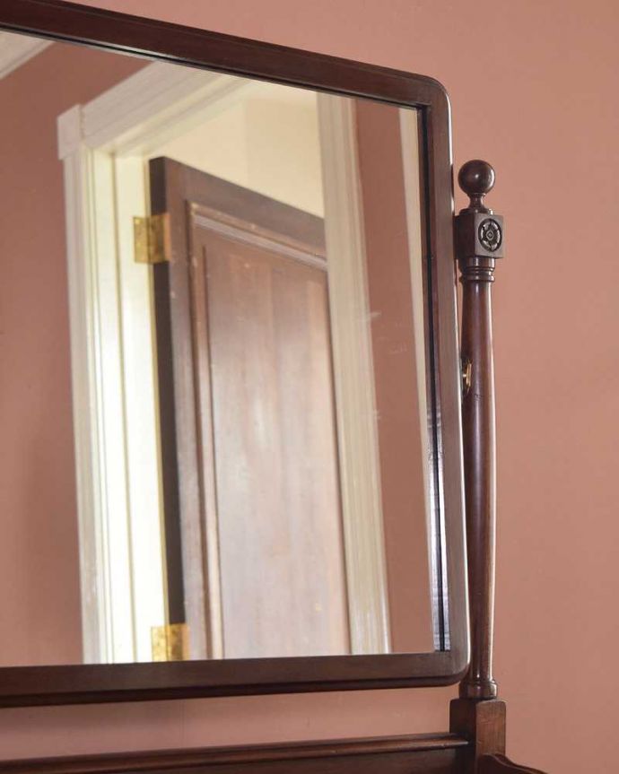 アンティークのドレッサー　アンティーク家具　アンティーク英国輸入家具、大きなミラーが美しいドレッシングチェスト（鏡台）。アンティークのミラーはキレイな状態ですが、気になる場合は新しいミラーに変えることも出来ます。(k-1778-f)