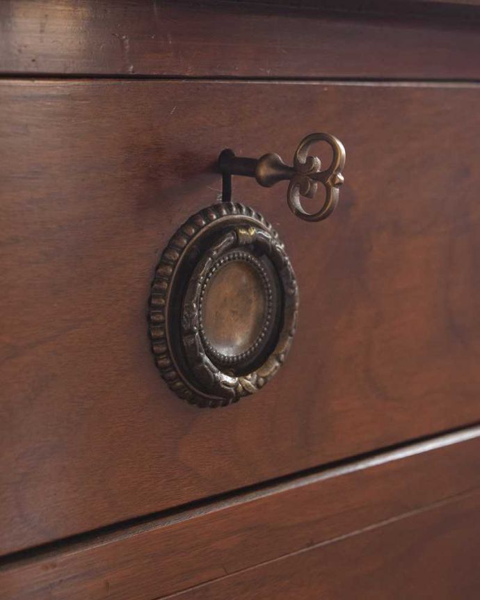 アンティークのドレッサー　アンティーク家具　アンティーク英国輸入家具、大きなミラーが美しいドレッシングチェスト（鏡台）。アンティークらしい素敵な取っ手味わい深い取っ手もアンティークらしい…時間の流れを感じて下さい。(k-1778-f)
