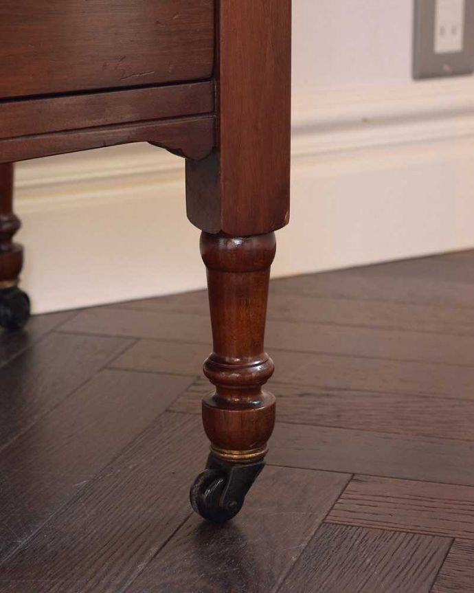 アンティークのドレッサー　アンティーク家具　アンティーク英国輸入家具、大きなミラーが美しいドレッシングチェスト（鏡台）。脚先にはキャスターが。(k-1778-f)