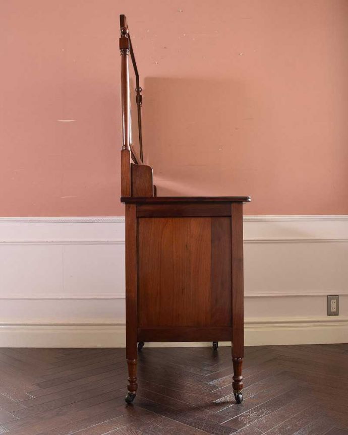 アンティークのドレッサー　アンティーク家具　アンティーク英国輸入家具、大きなミラーが美しいドレッシングチェスト（鏡台）。横から見てもステキ横から見るとこんな感じ。(k-1778-f)