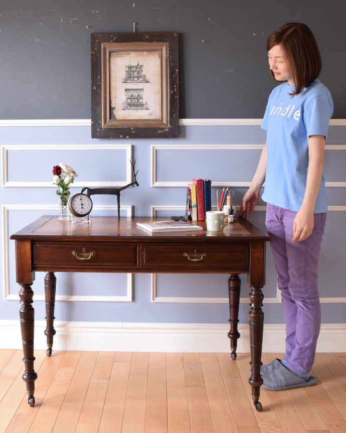 アンティークのデスク・書斎机 アンティーク家具 高級マホガニー材のデスク(勉強机)、彫が美しいアンティーク英国家具。デスクに座る時間を持つことで気持ちの切り替えができます。(k-1779-f)