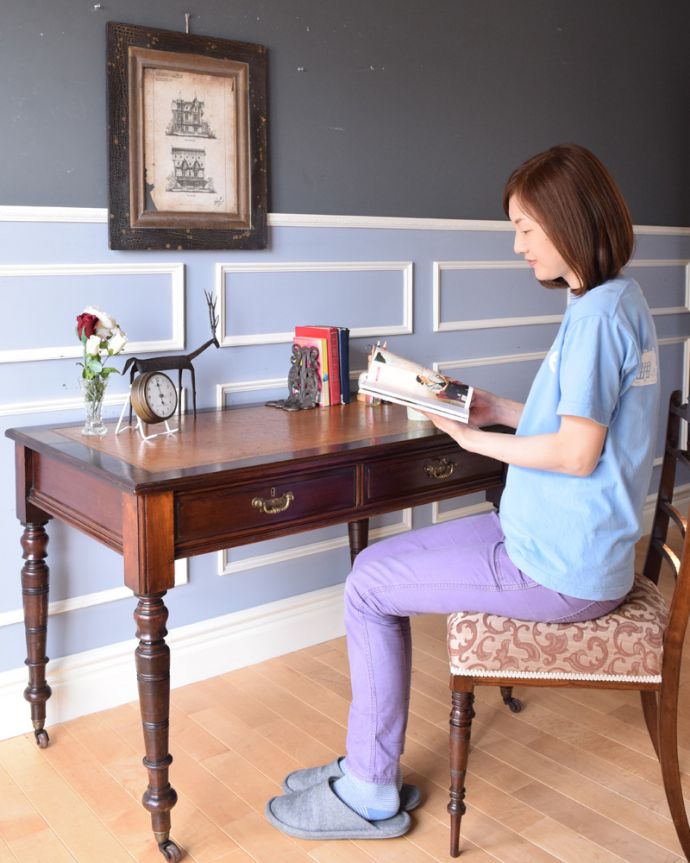アンティークのデスク・書斎机 アンティーク家具 高級マホガニー材のデスク(勉強机)、彫が美しいアンティーク英国家具。お気に入りのチェアと合わせて、自分だけのスペースを作ってみてください。(k-1779-f)