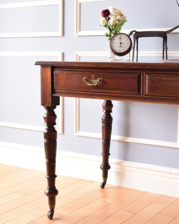 アンティークのデスク・書斎机 アンティーク家具 高級マホガニー材のデスク(勉強机)、彫が美しいアンティーク英国家具。うっとりしちゃう装飾が自慢!外国製のデスクらしく装飾もデザインも美しく、実用性はもちろん絵になるアイテムです。(k-1779-f)