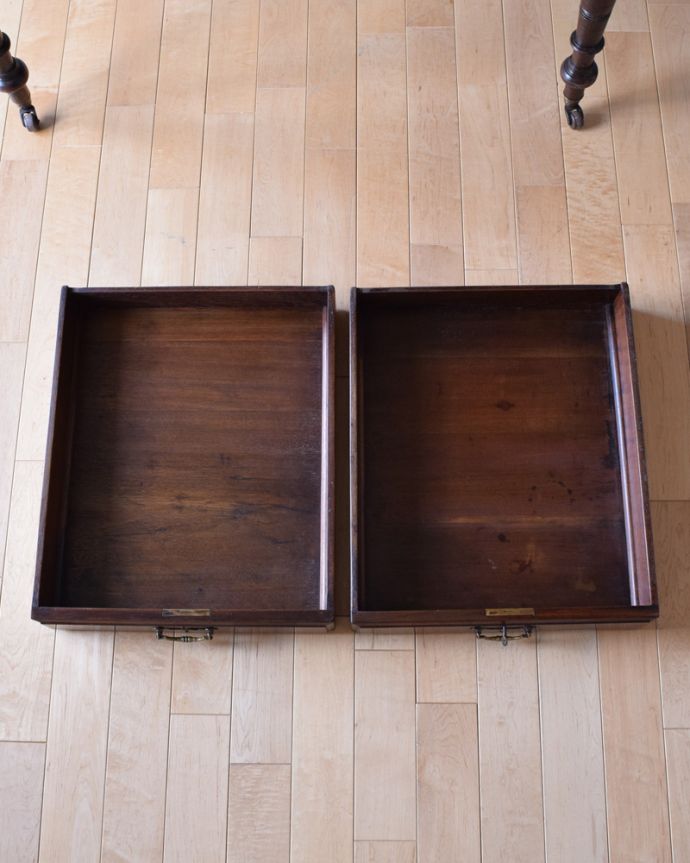 アンティークのデスク・書斎机 アンティーク家具 高級マホガニー材のデスク(勉強机)、彫が美しいアンティーク英国家具。引き出しは2杯。(k-1779-f)