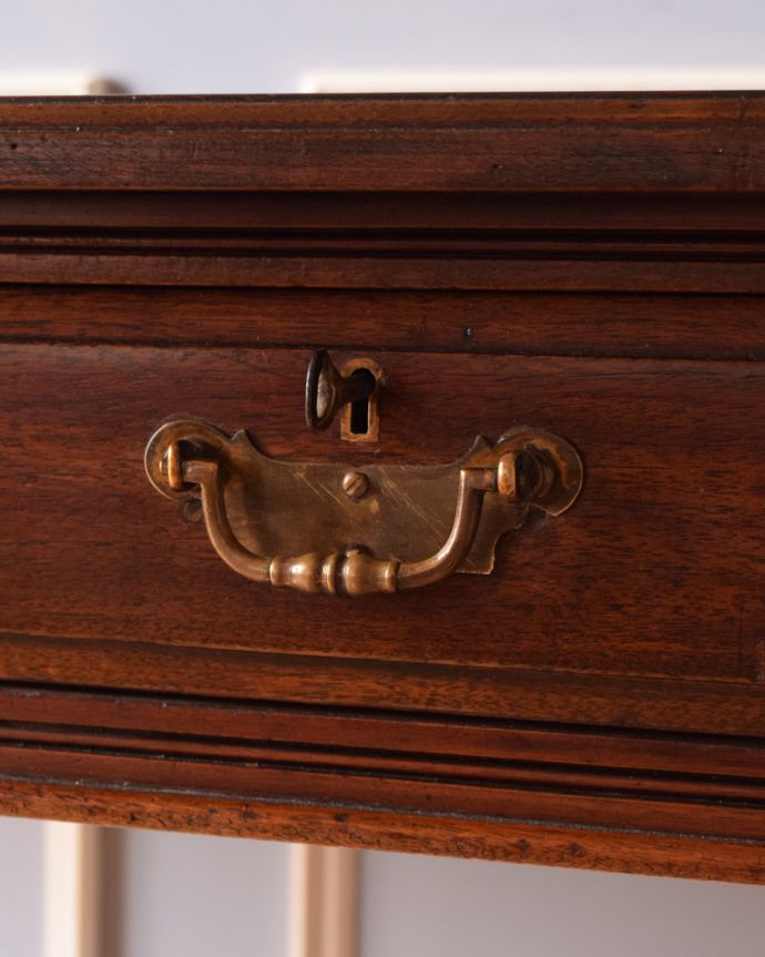 アンティークのデスク・書斎机 アンティーク家具 高級マホガニー材のデスク(勉強机)、彫が美しいアンティーク英国家具。味わい深い取っ手から、時間の流れを感じることができます。(k-1779-f)