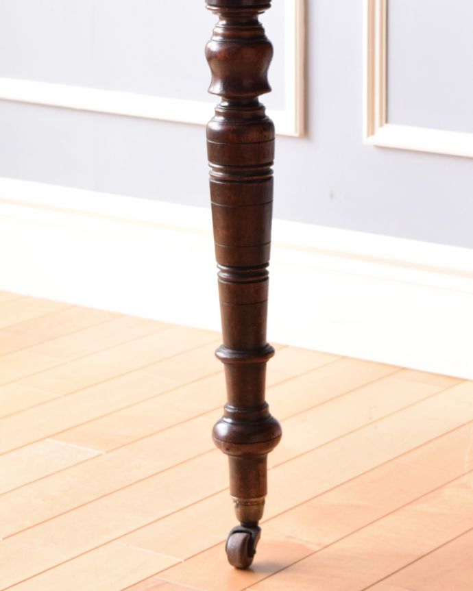 アンティークのデスク・書斎机 アンティーク家具 高級マホガニー材のデスク(勉強机)、彫が美しいアンティーク英国家具。きちんと調整したので、新しいものと比べるとスムーズではありませんが、ちゃんと動きます。(k-1779-f)