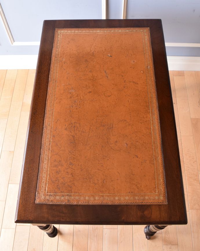 アンティークのデスク・書斎机 アンティーク家具 高級マホガニー材のデスク(勉強机)、彫が美しいアンティーク英国家具。広い天板は状態のいい革貼り。(k-1779-f)