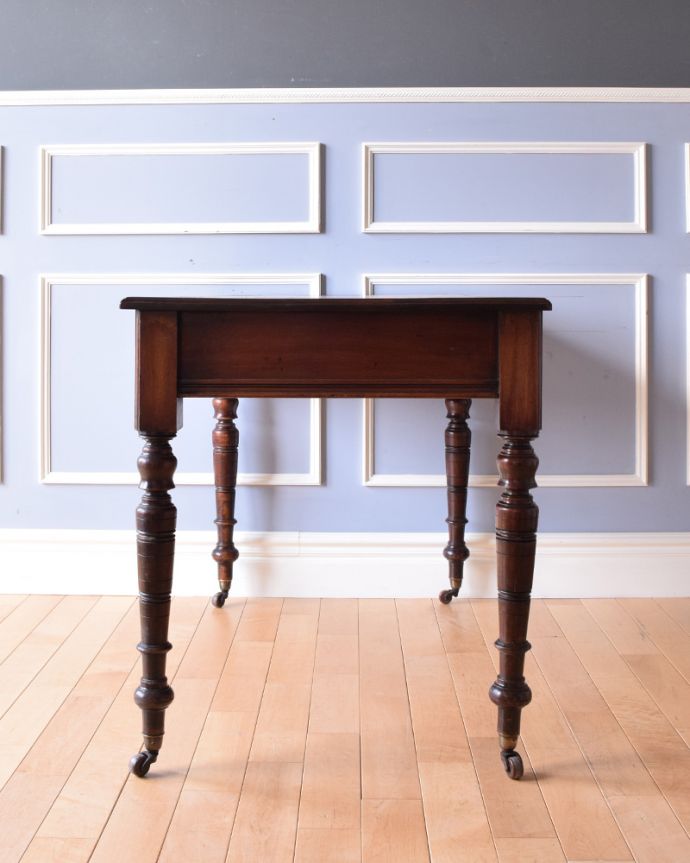 アンティークのデスク・書斎机 アンティーク家具 高級マホガニー材のデスク(勉強机)、彫が美しいアンティーク英国家具。横から見るとこんな感じ。(k-1779-f)