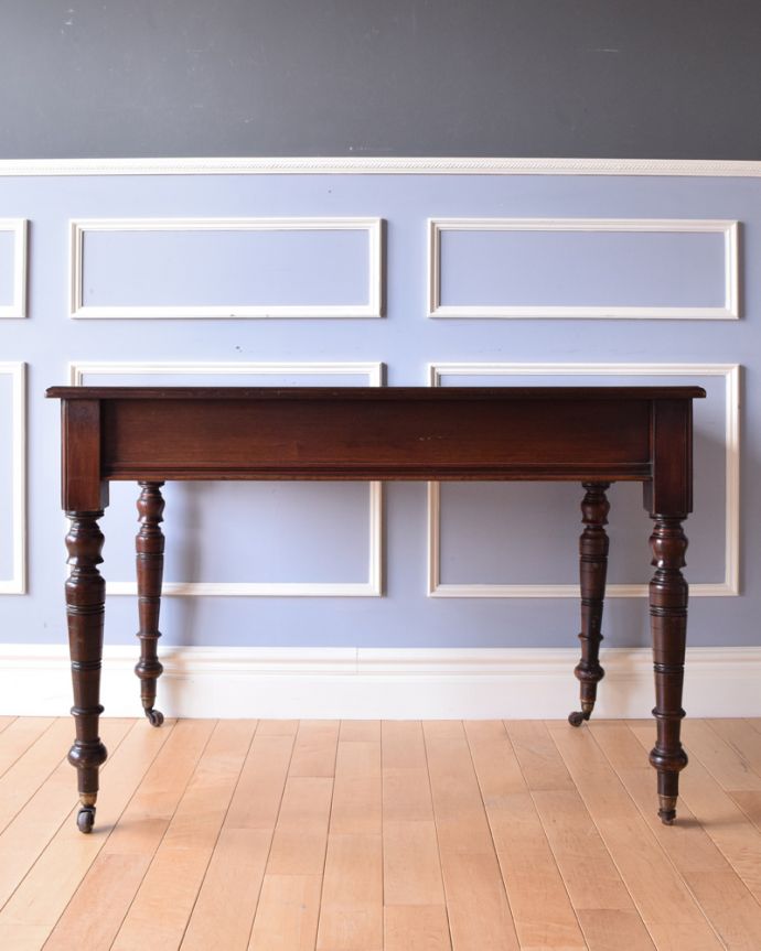 アンティークのデスク・書斎机 アンティーク家具 高級マホガニー材のデスク(勉強机)、彫が美しいアンティーク英国家具。アンティークは新品ではないので、もちろん経年変化によるキズはありますが、専門の職人が目立たないようキレイにお直しをしているので、後姿までキレイです。(k-1779-f)