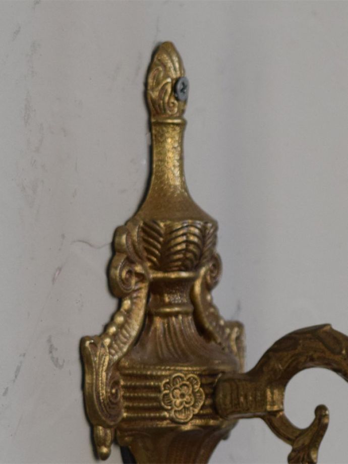 壁付けブラケット　照明・ライティング　英国アンティーク壁照明、真鍮製1灯タイプのウォールブラケット（Ｅ17シャンデリア球付）。ビス用の穴は上下２箇所あります。(k-1779-z)
