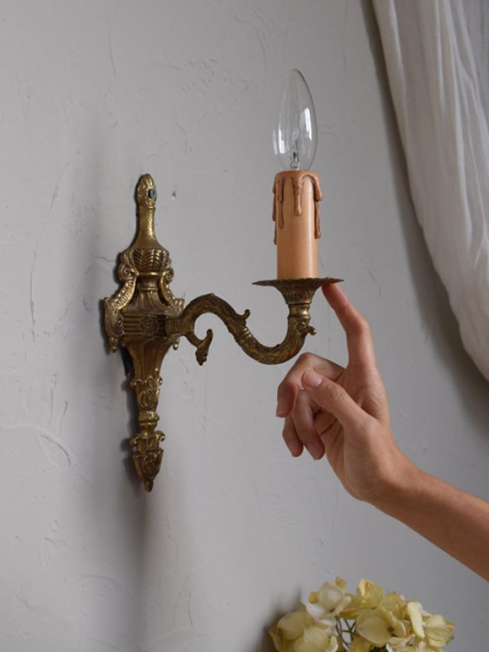 壁付けブラケット　照明・ライティング　英国アンティーク壁照明、真鍮製1灯タイプのウォールブラケット（Ｅ17シャンデリア球付）。存在感のある素敵なアンティークのウォールブラケットです。(k-1779-z)