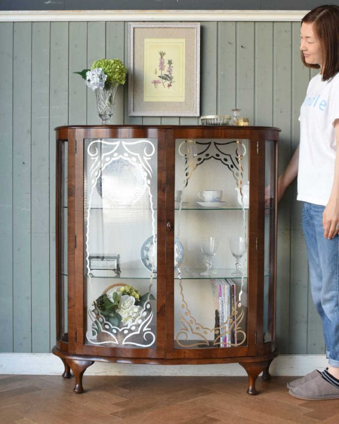 アンティークのキャビネット　アンティーク家具　シルバーの飾りのガラス扉、英国アンティーク家具のガラスキャビネット（飾り棚）。初めての方にもおススメのアンティークアンティークが初めての方におススメタイプのガラスのキャビネット。(k-1780-f)