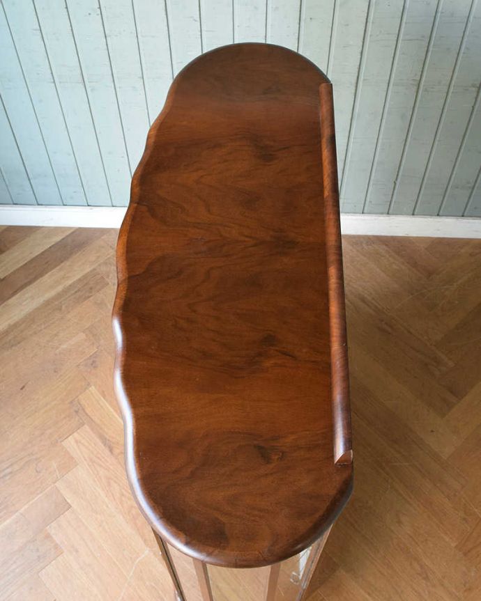 アンティークのキャビネット　アンティーク家具　シルバーの飾りのガラス扉、英国アンティーク家具のガラスキャビネット（飾り棚）。上から見ると、こんな形です。(k-1780-f)