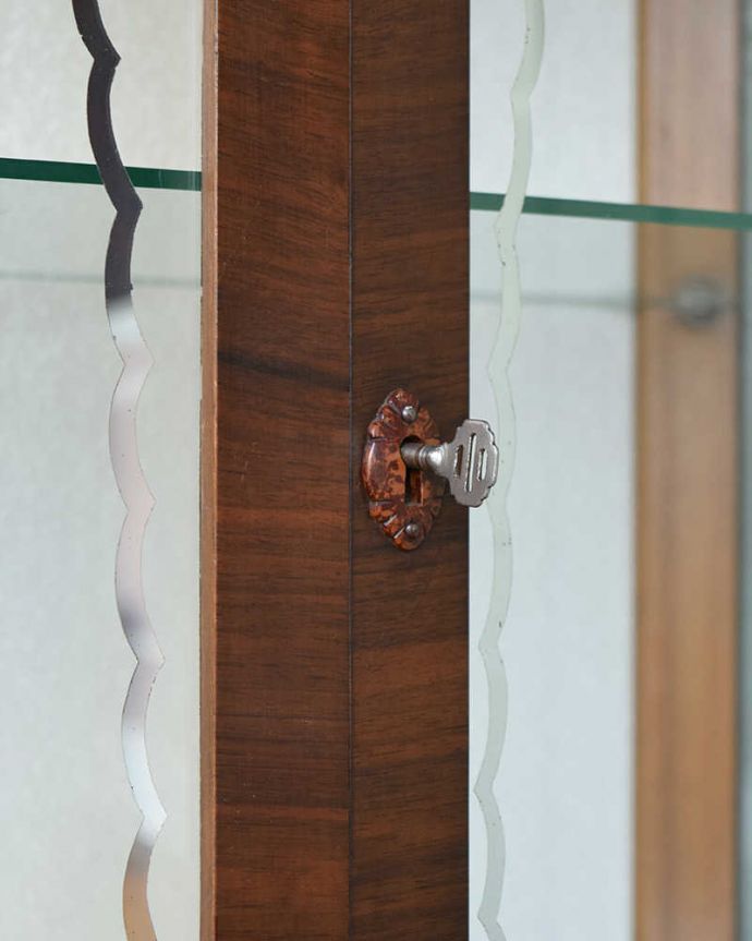 アンティークのキャビネット　アンティーク家具　シルバーの飾りのガラス扉、英国アンティーク家具のガラスキャビネット（飾り棚）。開ける度にワクワクする取っ手鍵が取っ手になっているので、中を開ける度にまるで宝箱を開ける気分です。(k-1780-f)