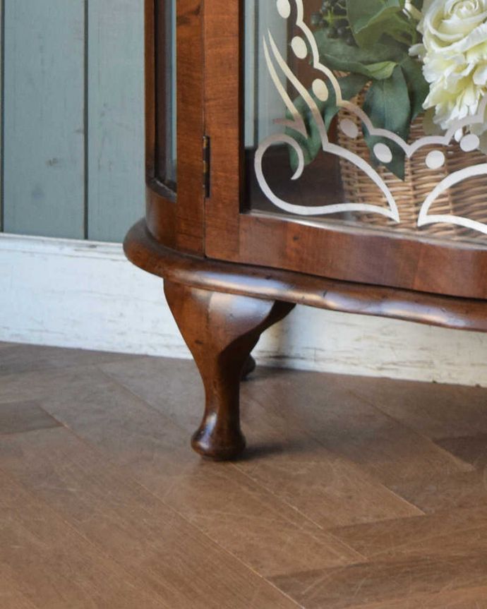 アンティークのキャビネット　アンティーク家具　シルバーの飾りのガラス扉、英国アンティーク家具のガラスキャビネット（飾り棚）。女性１人でもラクに運べちゃうヒミツHandleのアンティークは、脚の裏にフェルトキーパーをお付けしているので、床を滑らせれば女性でも移動がカンタンに出来ます！ご安心下さい。(k-1780-f)