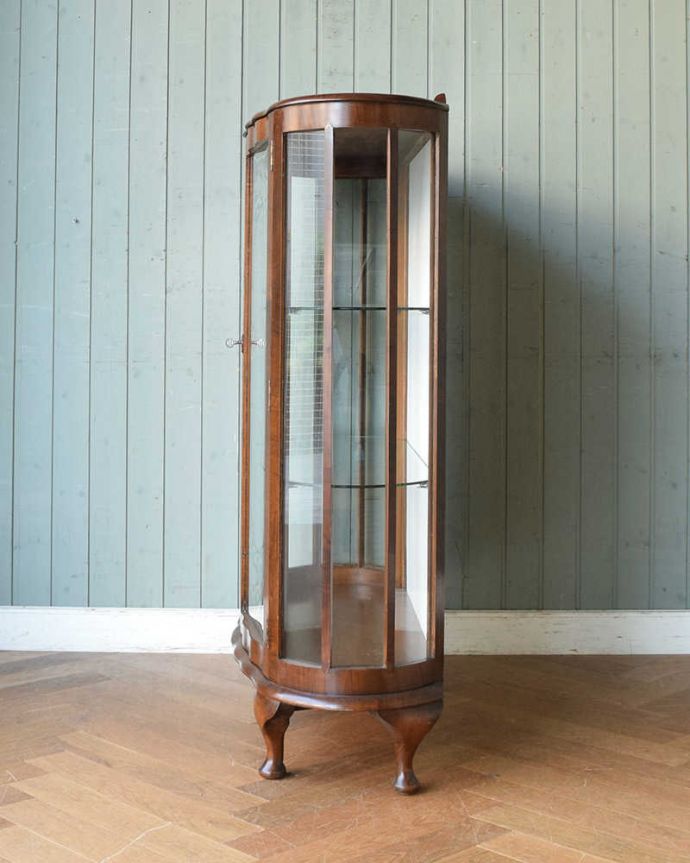 アンティークのキャビネット　アンティーク家具　シルバーの飾りのガラス扉、英国アンティーク家具のガラスキャビネット（飾り棚）。横から見てもステキ180度、どの角度から見ても中が見えるんです。(k-1780-f)