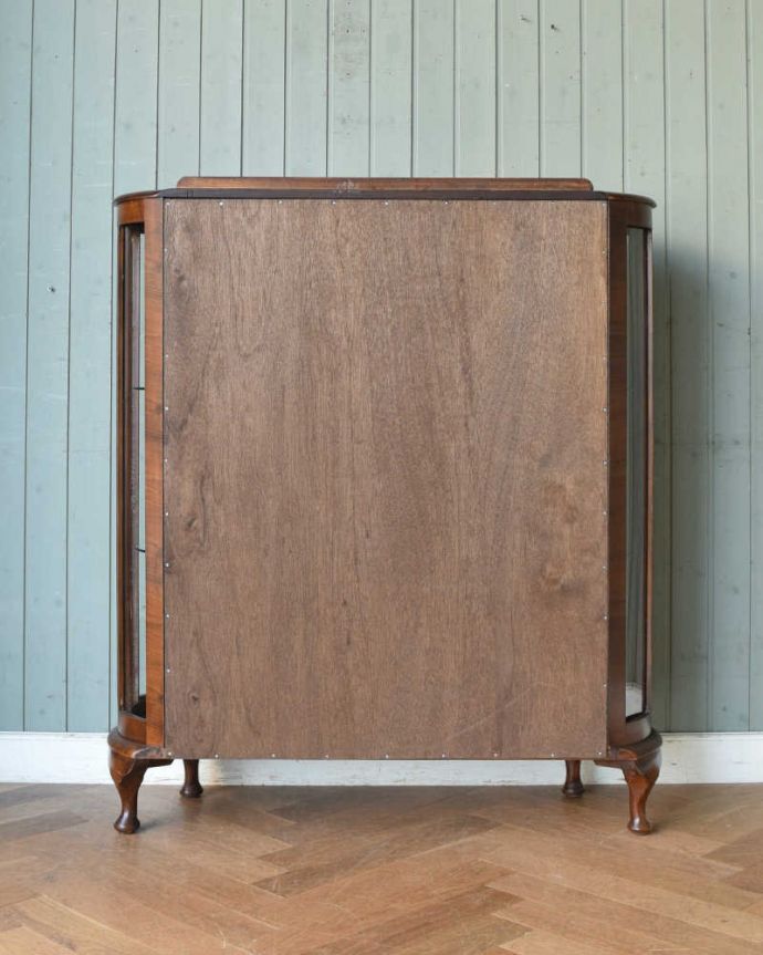 アンティークのキャビネット　アンティーク家具　シルバーの飾りのガラス扉、英国アンティーク家具のガラスキャビネット（飾り棚）。キレイに修復しました！アンティークは新品ではないので、経年変化によるキズはありますが、専門の職人がキレイにお直しをしているので、後ろ姿もキレイです。(k-1780-f)